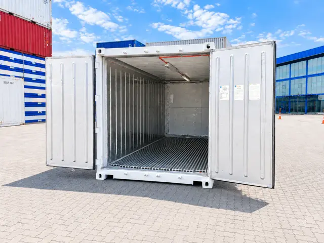 Contenedor refrigerado de 20 pies con las dos puertas abiertas y el interior a la vista