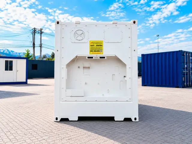 Testero de la contenedor refrigerado sin motor con el hueco del equipo de frío vacío: la unidad se vende sin motor